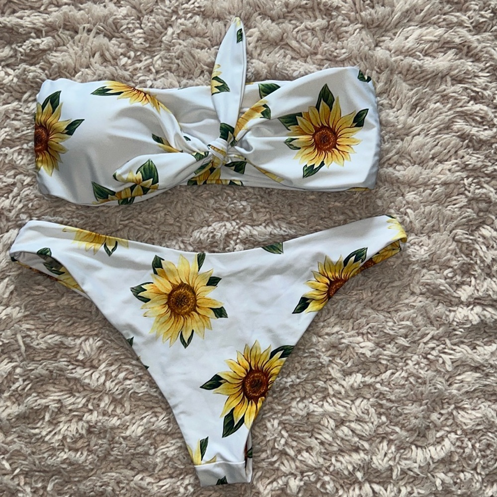 Women’s 2 piece bathing suit. Sunflowers. Worn once. Size large too and bottom.